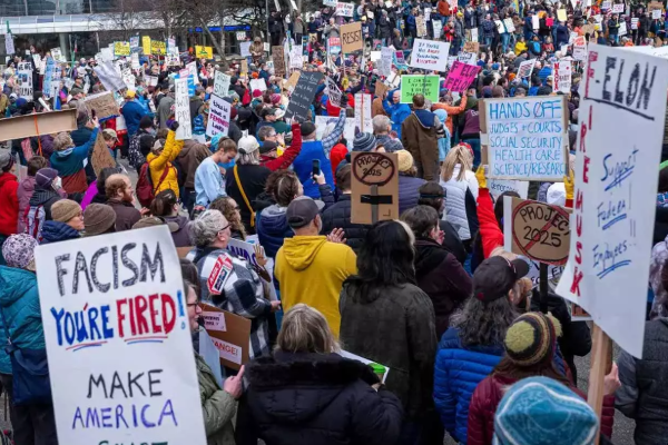 அமெரிக்காவில் ட்ரம்ப்பிற்கு எதிராக வெடித்தது “No Kings” போராட்டம்!