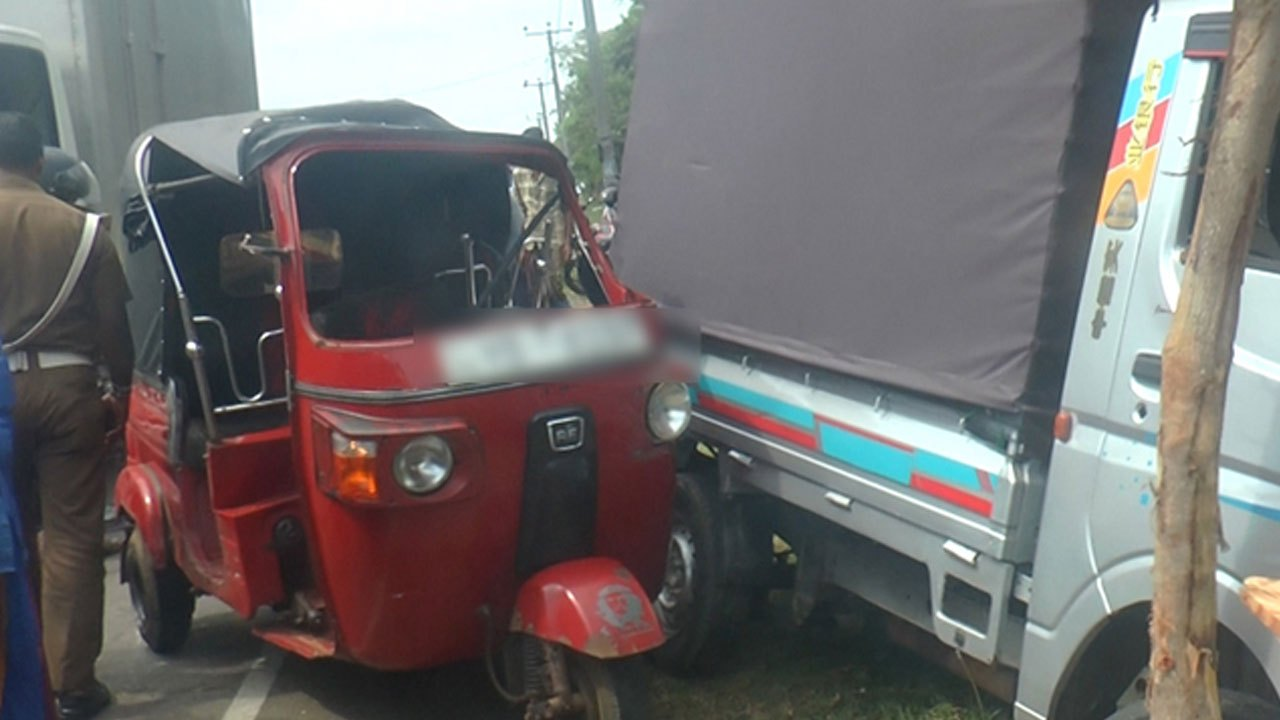 சூரியவெவவில் விபத்து – மூன்று பிக்குணிகள் படுகாயம்!